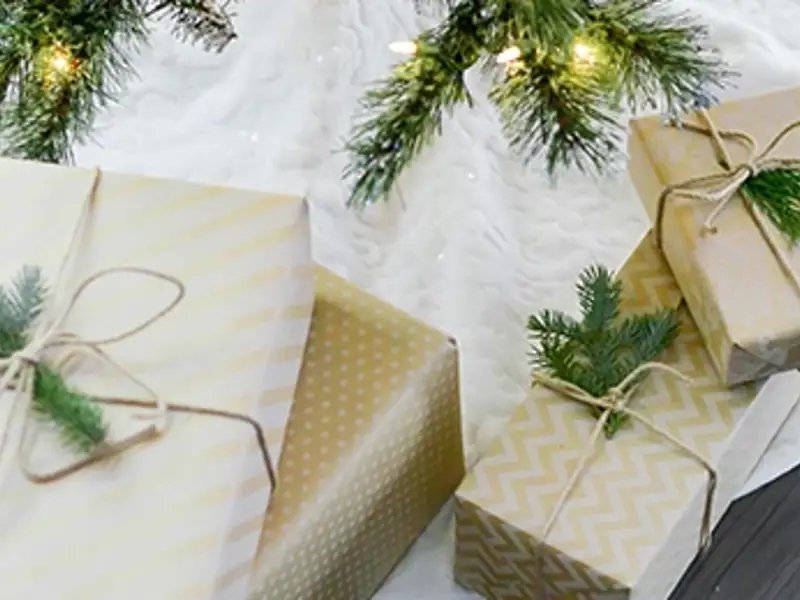 Wictor Charity distribuerar julklappar